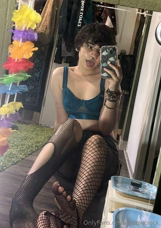this one’s for my foot lovers 😎 should i post more feet cont..
