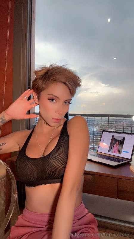 Ando respondiendo mensajitos bebes!! Platicamos un rato? 😈