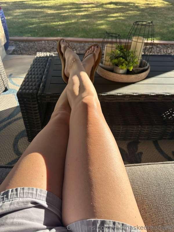 Perfect 80F degrees and sunny outside ☀️🕶️🩴