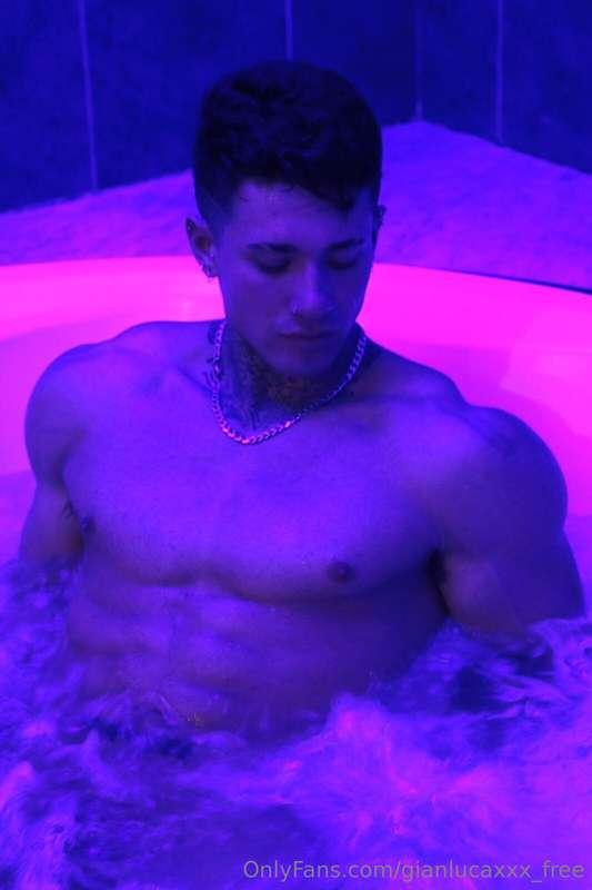 Do you want to come in here with me? 😏  Quieres entrar acá c..