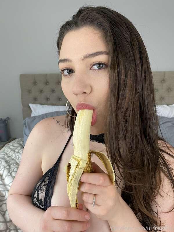 Good morning! Having breakfast, but this banana isn’t fillin..