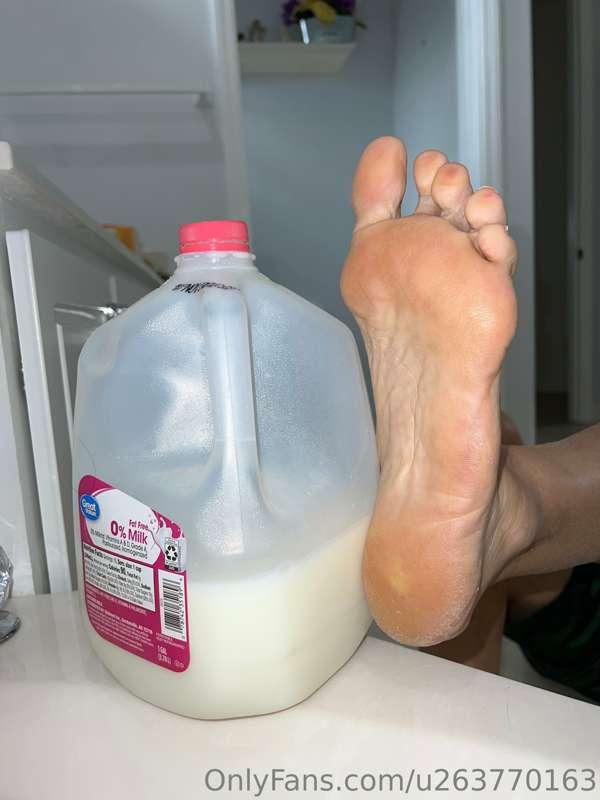 Do you think I can pour you some milk with my walkers? 🤭❤️