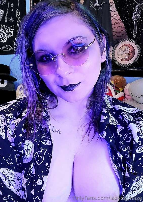 Blue really makes my makeup pop! 🎉💋