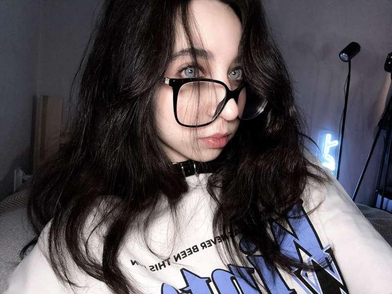 Kiss^^

#fyp #glasses #nerd #goth #emo #submission #brunette #badgirl #brat #daddy