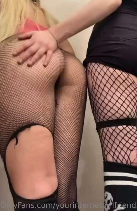 My friend smacking my ass is kinda hot 💕💗😈