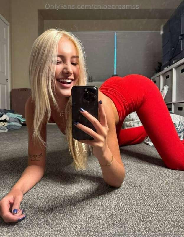 she's looking for someone to bend her over the bed 🤭 Click F..