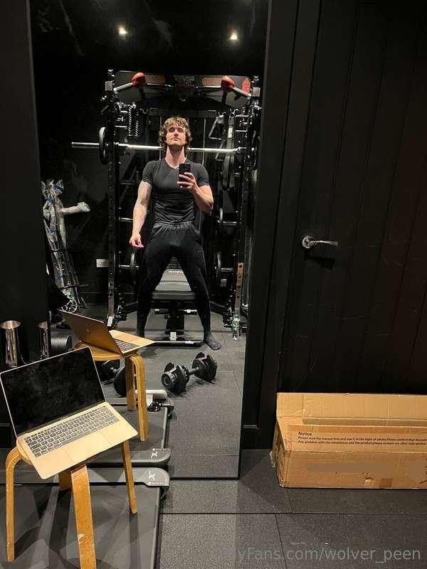 Who wants to see the bulge in the flesh? 🤭