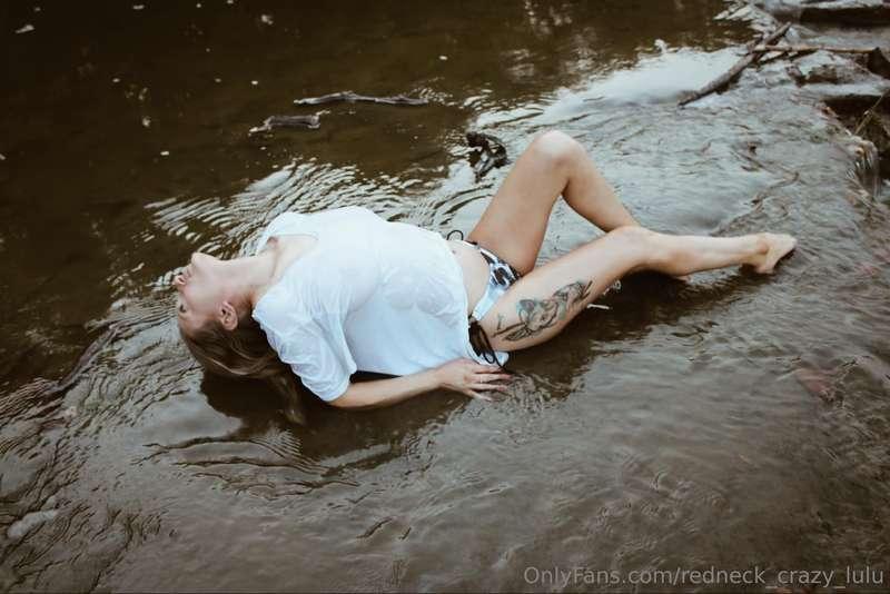 Happy Fridayyyyy!!! Peep some white tee fun in the river 😋😋