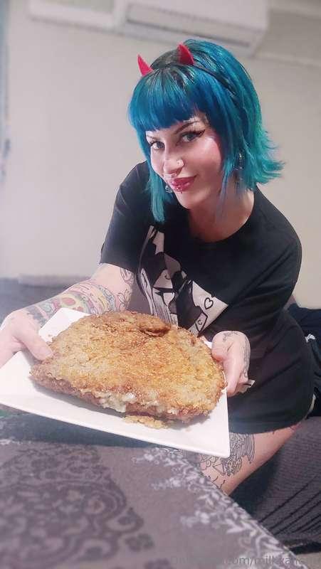 🇬🇧 The Cachopo is hot off the pan – meat stuffed with ham an..