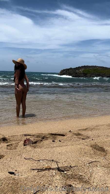 Suns out buns out, you coming to get wet with me? 😎💦