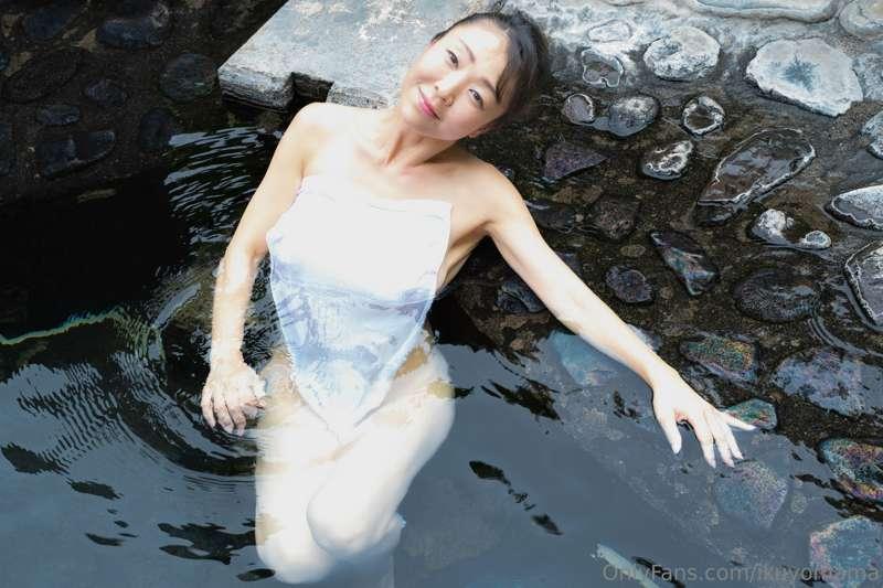 貴方と二人で入った混浴温泉のエッチな写真
A naughty picture of a mixed bathing ho..