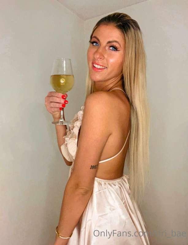 Stößchen🥂 mein lieber 

hoffe du hast einen schönen Feierabe..
