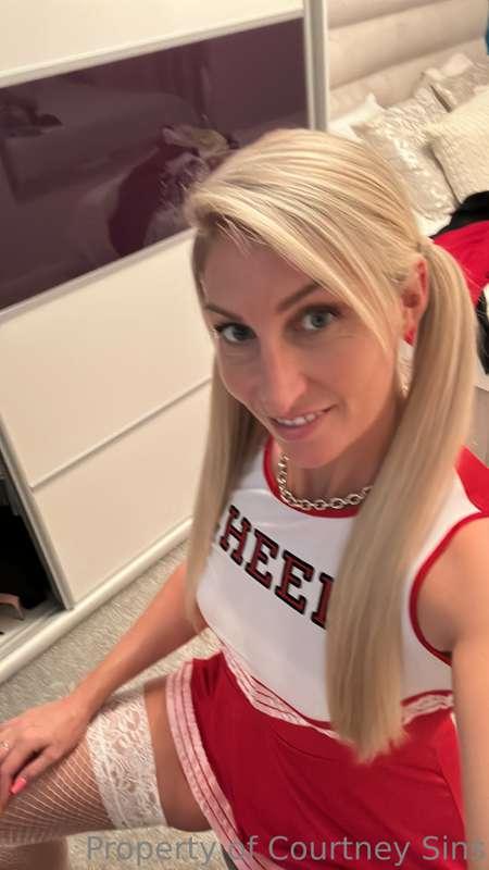 Are u ready for the LIVE show?? One more hour babes 💋