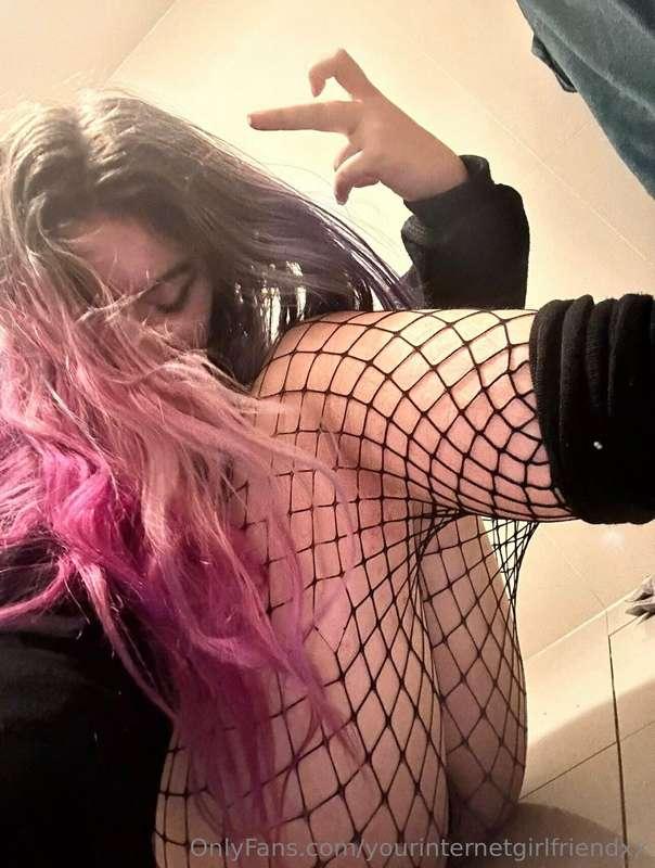 tipsy and in fishnets 😜💗