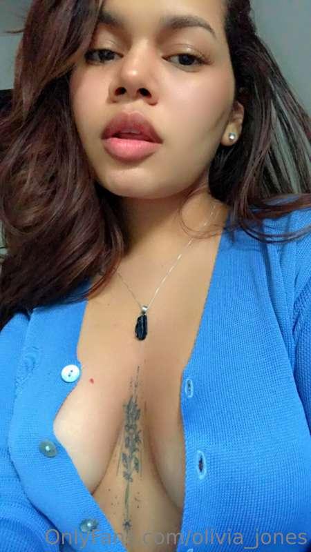 feeling hot over here 🥵 should I take this off? 😈🔥