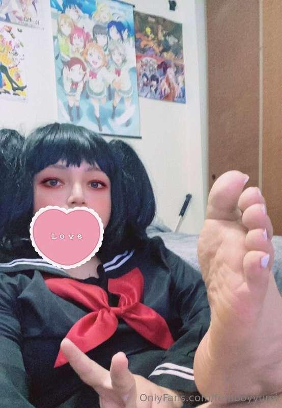 Idk what I did this pose but HAVE Yumi soles and toes
