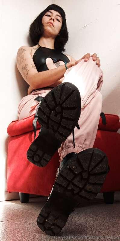 Do you want to see my beautiful goddess-like feet naked in y..