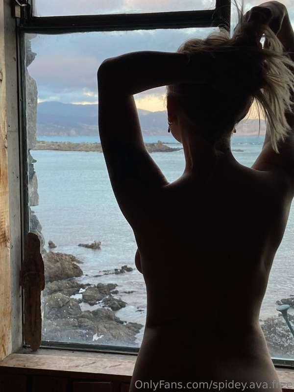 I’m a sucker for a cheeky bit of boob silhouette 🤭
