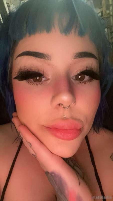 i’m so happy my medusa (upper lip) piercing is back in actio..