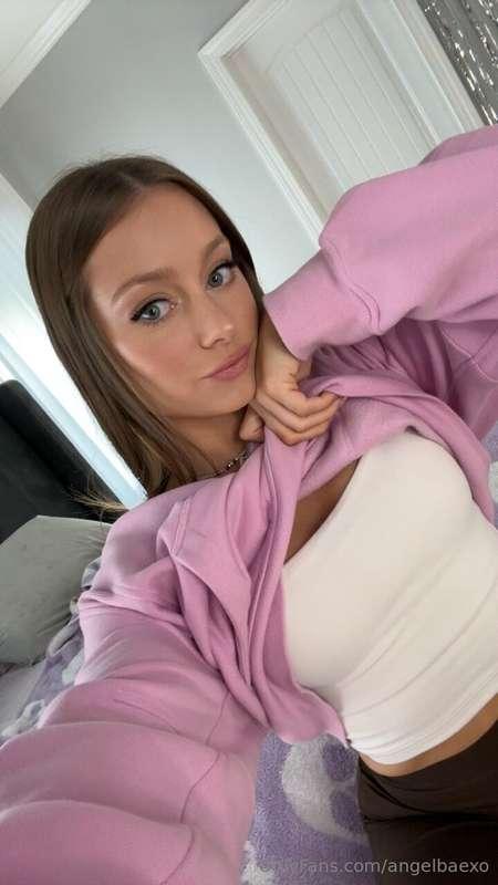 just a little tease… should i lift it up even more? 🤭🌸 come ..