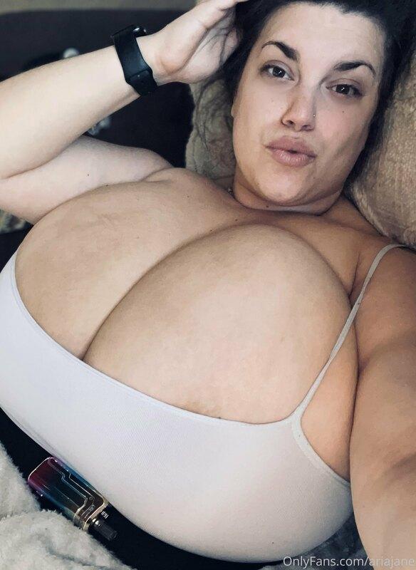 This tank top is strong as fuck ? excuse my no make up lazy ..
