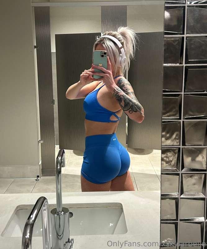 No Monday blues 🦋💙🎧