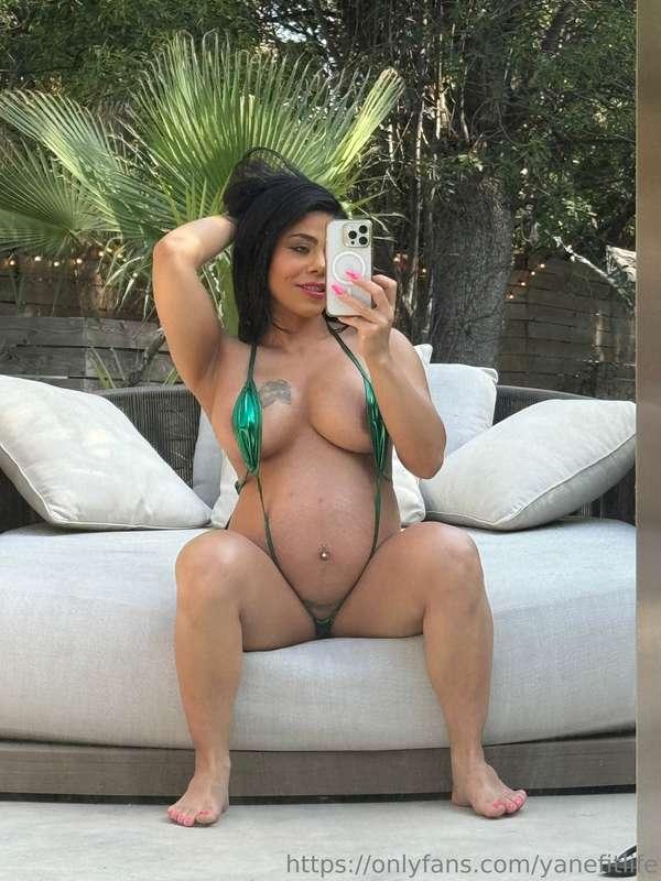 Chasing summer vibes by the pool💋