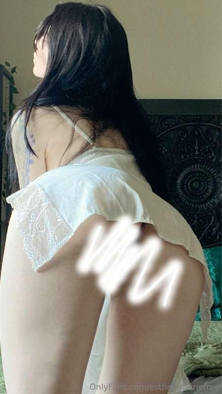 Enjoying a good bent over flash on @estherlynnrie ✨ I someti..