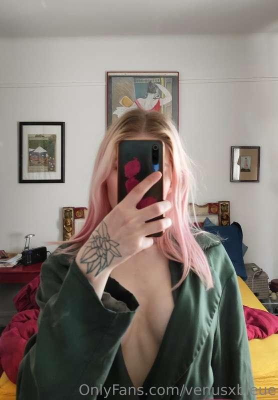 J'aime bien ce long manteau où je peux être nue en dessous s..