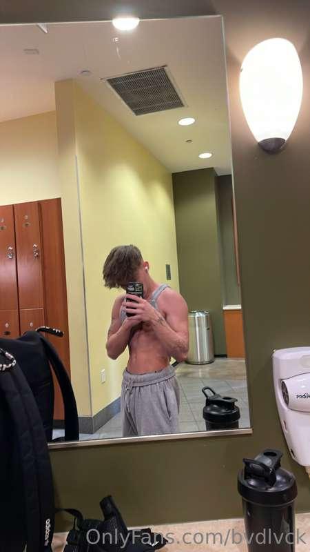 just finished abs today and feeling horny as fuck someone dm..