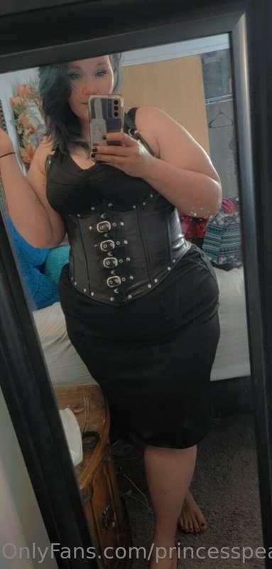 Ok guys i need help! which do you like better? Buckles or zi..