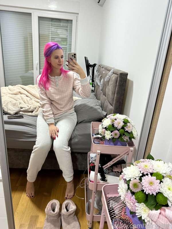 I hope you’re having good day ❤️

#barefeet #barefoot #soles #feet #footfetish #feetfetish #toes #fetish #pajama #pinkhair