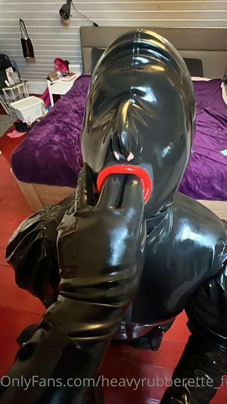 This doll likes to give delicious head 😈
With @rubber_demon