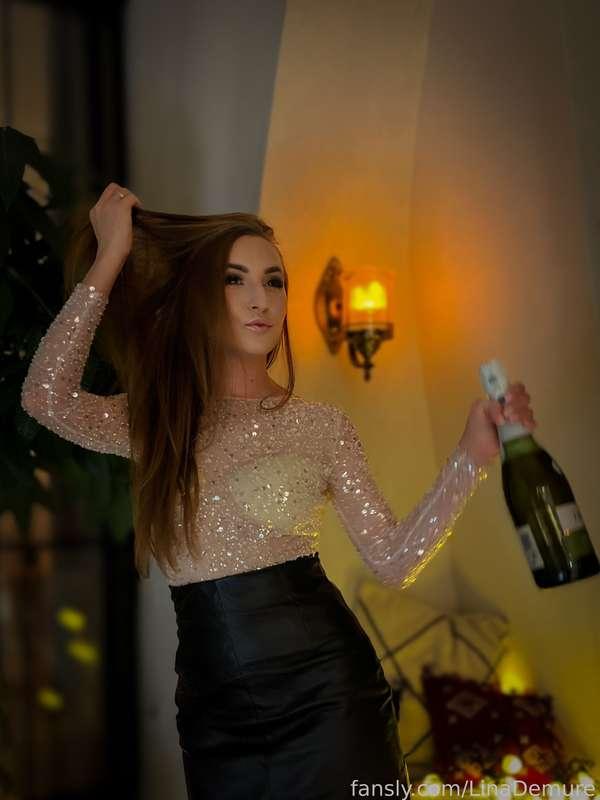 Happy New Year 🎊🥂

#fyp #nylon #heels #legs #petite #tightskirt