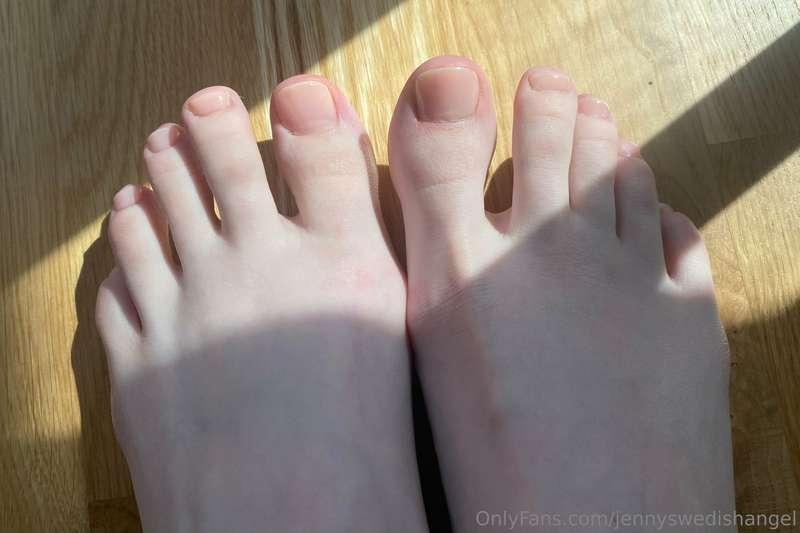 i cannot stop showing off my feet bc of my new pedi (and lov..