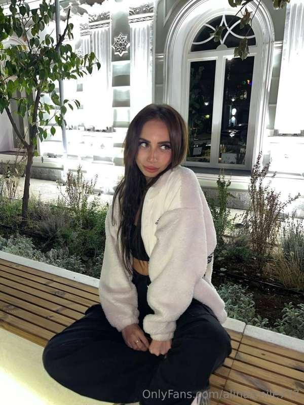 What do you like most about a girl's looks? What do you thin..