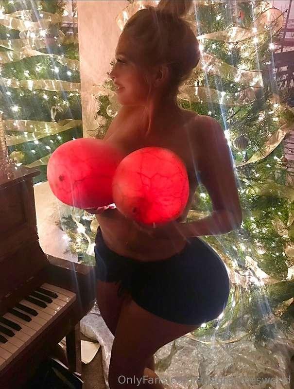 My Christmas balls are all the decoration you need 🎄😜