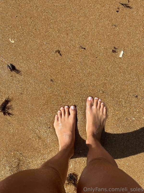 Is it just me or do my feet look extra pretty at the beach? ..