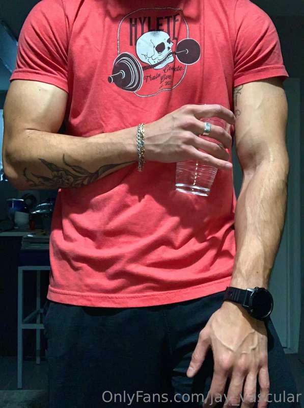 Just a SFW picture that I posted on r/ManHands today😉 Like t..