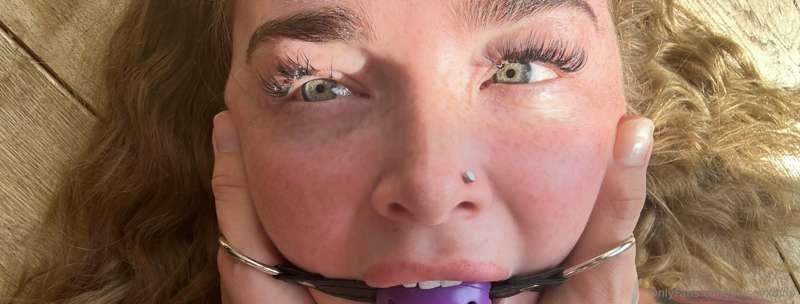 Don’t my eyes look pretty when I’m gagged? 😈