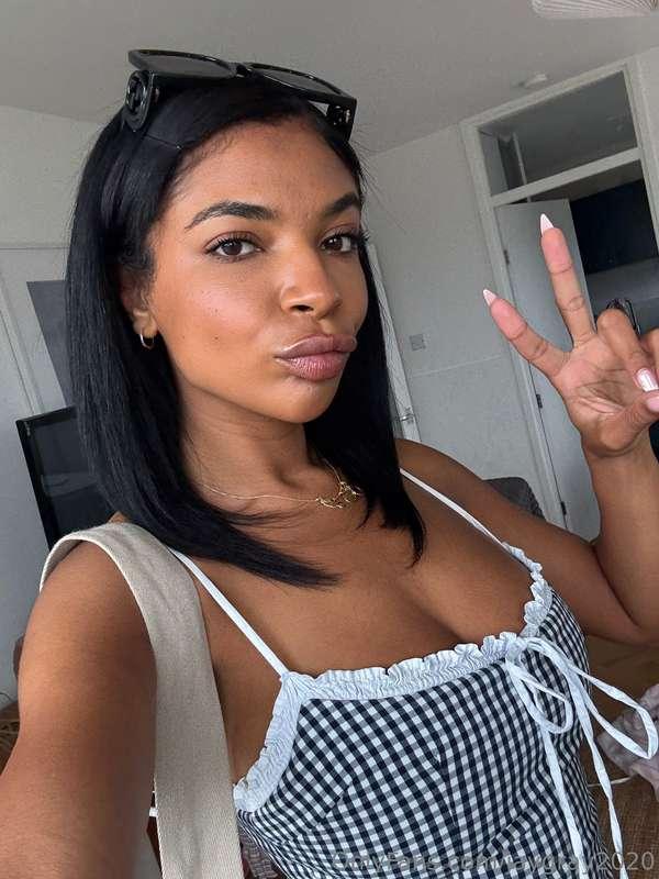 GF FACETIME FIT CHECK TURNS INTO OPEN LEG CLIT PLAY ON THE S..