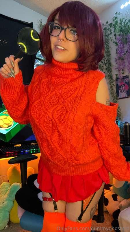 Wanna see what’s under Velma’s sweater? 😏🔎