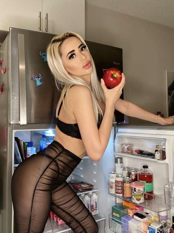 Happy Monday 😊🍎 Want a bite of my apple??? 😋