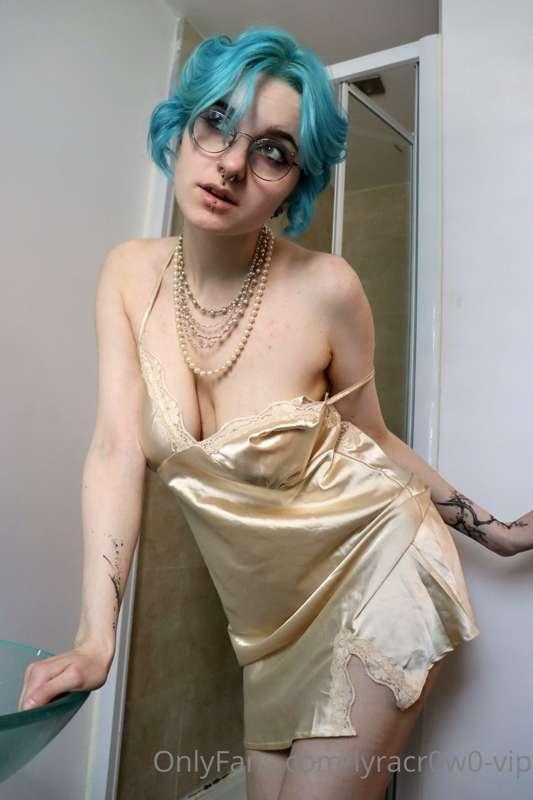 isn't this dress the cutest? in love with the pearls too ahh..