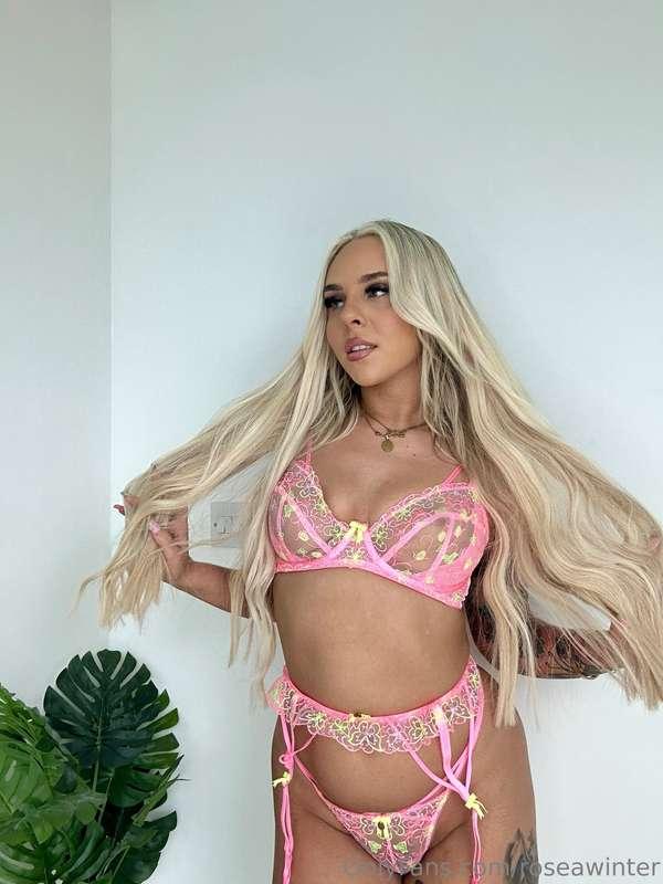 Playing with my pussy rn click here to see 🐱👀 @roseangelap 
