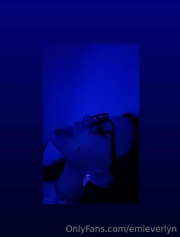 cum on my face and watch it drip down to my tongue