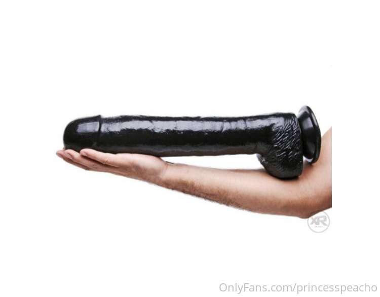 Okay! Who’s going to buy me a massive dildo? 😍😍 Pleeeeasse! ..