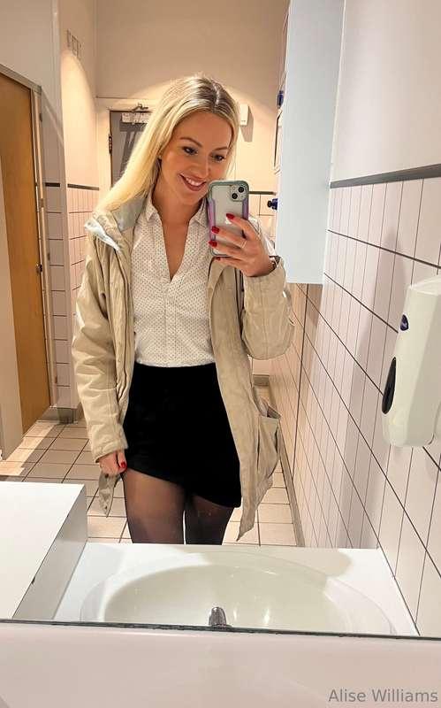 Can I still be sexy in a rain Mac?? ☔️