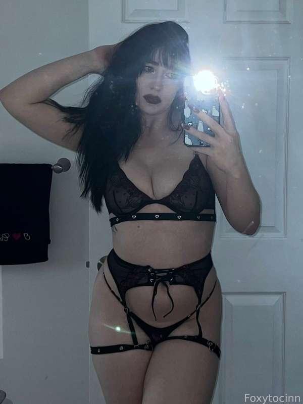 need someone to fuck my brains out in this lingerie 😇