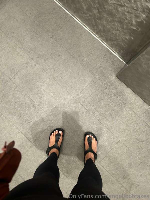 Cute moving toes today, new fancy kitchen 😋🥰